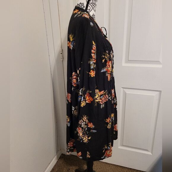 Old Navy lace up floral dress - Picture 2 of 5